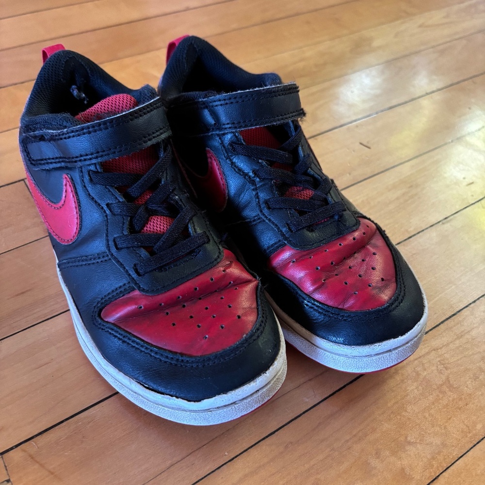 Nike big boys low top leather black and red shoes size 2.5